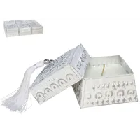 Caja de aluminio cuadrada blanca de 8 cm con vela y borla decorativa, con tapa grabada en relieve y cuentas metálicas.