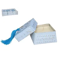 Caja de aluminio cuadrada azul de 8 cm con vela y borla decorativa, con tapa grabada en relieve y cuentas metálicas.