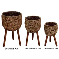 set de 3 maceteros de fibra natural trenzada con patas de madera y forro interior, estilo rústico, medidas variadas, ideales para plantas en casa o terraza techada
