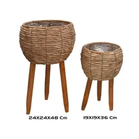 set de 2 maceteros de fibra trenzada con patas de madera y forro plástico, estilo rústico natural, medidas variadas, perfectos para plantas en interiores y terrazas techadas