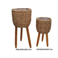 set de 2 maceteros de fibra trenzada marrón con patas de madera y forro plástico, estilo natural y rústico, ideales para plantas en interiores y terrazas cubiertas
