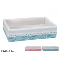 cesta organizadora rectangular 23x15x6 cm de material trenzado con forro y puntilla, colores rosa o azul, ideal para baño, habitación o cocina, sujeto a disponibilidad