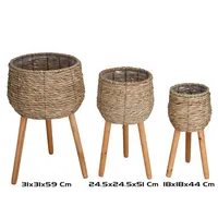 set de 3 maceteros de fibra trenzada con patas de madera y forro plástico, estilo rústico natural, medidas variadas, perfectos para plantas en casa o terraza