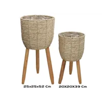 set de 2 maceteros de fibra trenzada color natural con patas de madera y forro plástico, estilo rústico, perfectos para plantas en interiores y terrazas techadas