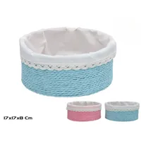 Cesta redonda decorativa pequeña trenzada en color rosa o azul con forro de tela blanca y borde de encaje, modelo Kalu, 17x17x8 cm.