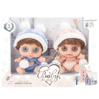 set de 2 muñecos bebés de 15 cm con ropa de invierno, uno azul y uno rosa, ideales para juegos simbólicos, recomendados a partir de 18 meses