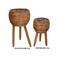 set de 2 maceteros de fibra trenzada tono café con patas de madera y forro plástico, estilo natural y cálido, perfectos para interiores y terrazas cubiertas