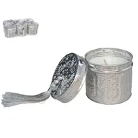 Caja de aluminio redonda plateada de 7 cm con vela blanca, tapa grabada en relieve y borla decorativa con cuentas metálicas.