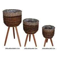 set de 3 maceteros de junco trenzado con patas de madera, forro plástico interior, medidas variadas, ideal para plantas y decoración del hogar.